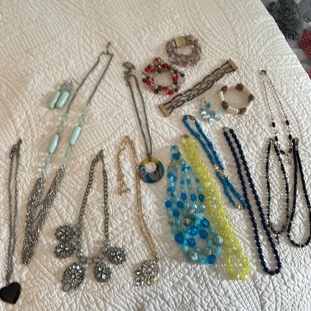 Lot of 18 Jewelry Set